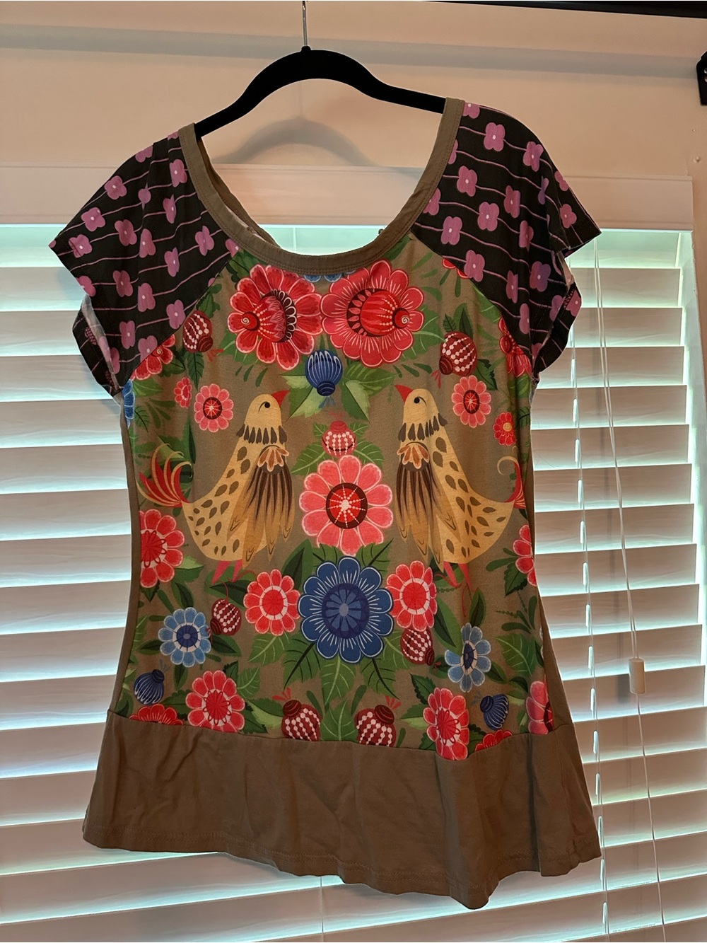 Floral Bird Scoop Neck Short Sleeve Top in Olive